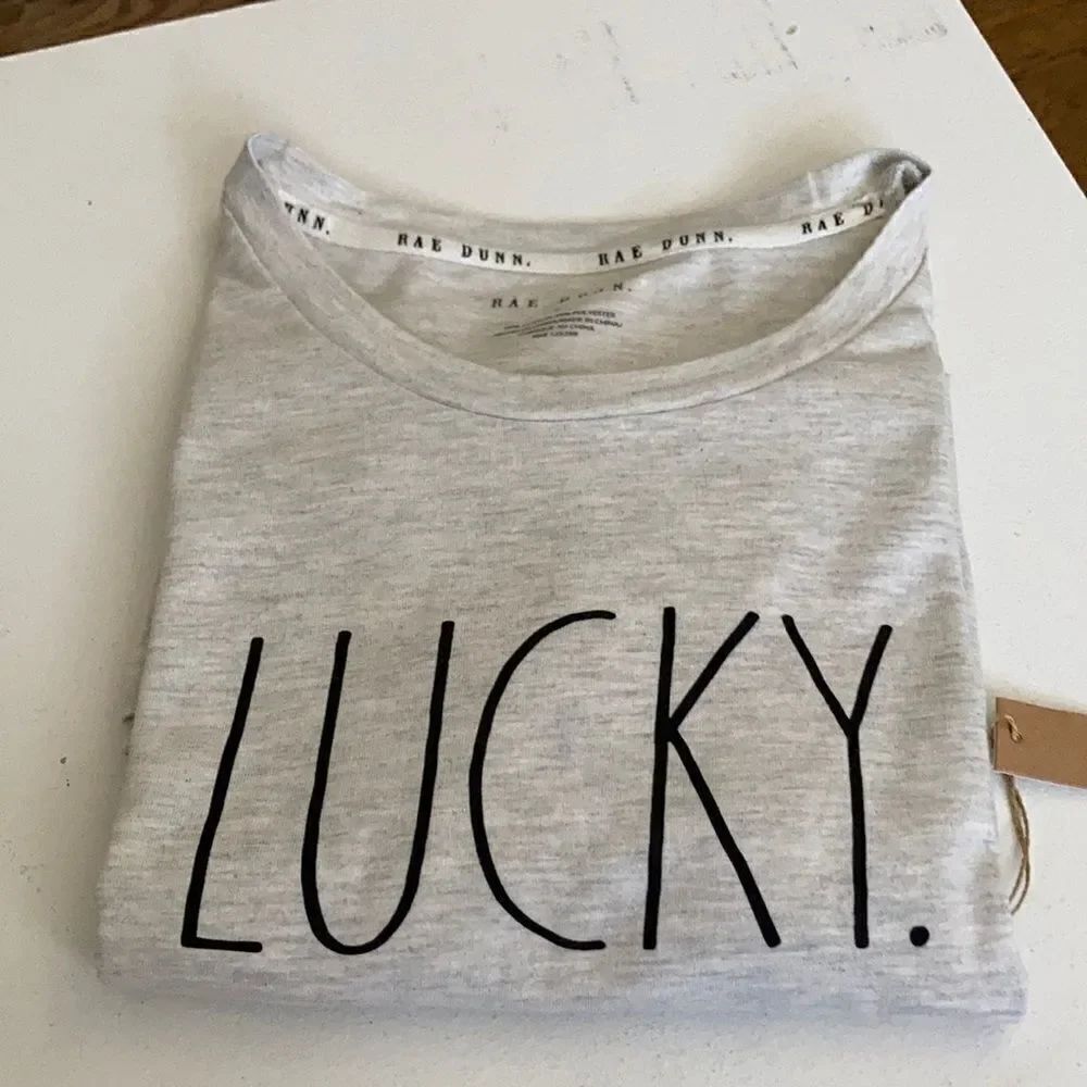 Rae Dunn S/S T-shirt LUCKY.